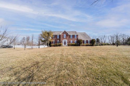 7 Nicholas Ct, Upper Freehold Township, NJ 08514-1828