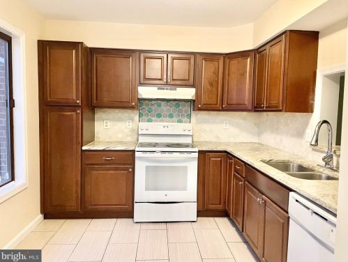 2131 Oram Pl, Herndon VA  20170-4356 exterior