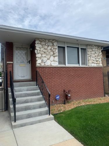 8156 Anthony Ave, Chicago, IL 60617-1727