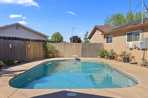 1154 Tamarack Dr, Lodi, CA 95240-5535