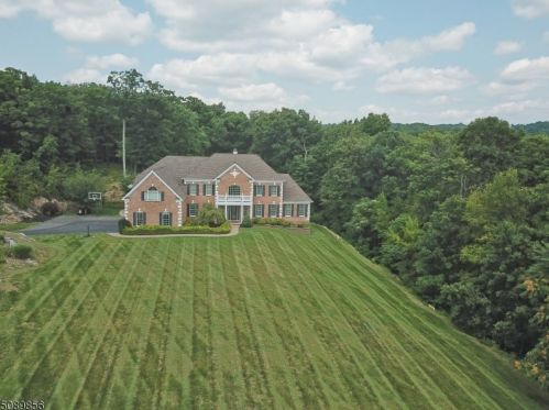 34 Crown View Ct, Sparta, NJ 07871-3569