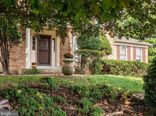 11774 Hollyview Dr, Great Falls, VA 22066-1330