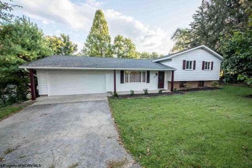 906 Briarwood St, Morgantown WV  26505-2609 exterior