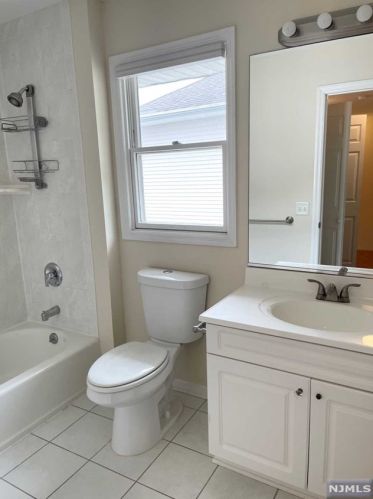 30 Legend Hills Dr, Edgewater NJ  07020-2124 exterior