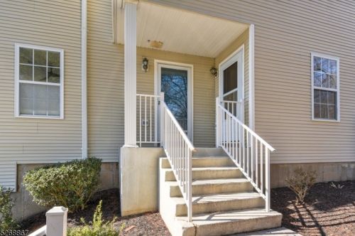 1028 Shadowlawn Dr, Green Brook, NJ 08812-1751