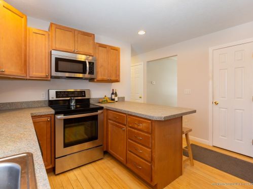 3 Ireland Dr, Berwick ME  03901-2108 exterior