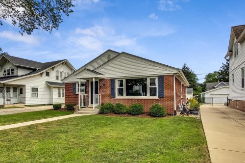 107 Maple St, Mount Prospect, IL 60056-2525