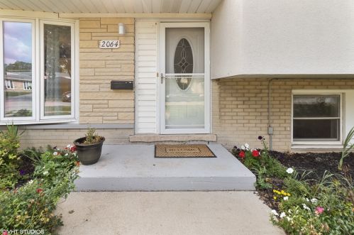2064 Webster Ln, Des Plaines, IL 60018-2723