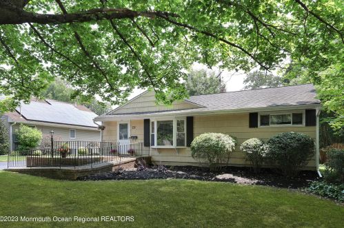 29 Melrose Ter, Middletown, NJ 07748-2713