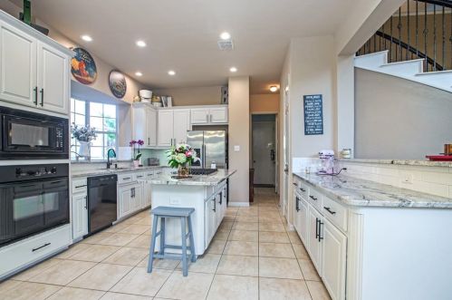 2561 Grn Oak Dr, Carrollton TX 75010-4221 exterior