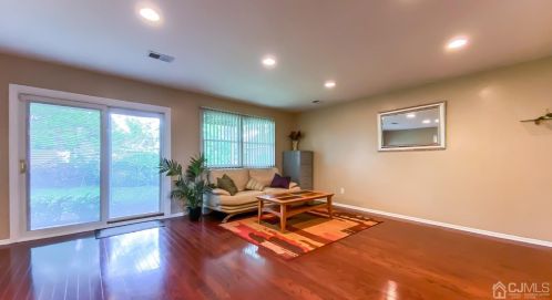 52 Portland St, Edison, NJ 08820-2459