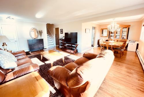 8137 Farnsworth Dr, Niles, IL 60714-2702