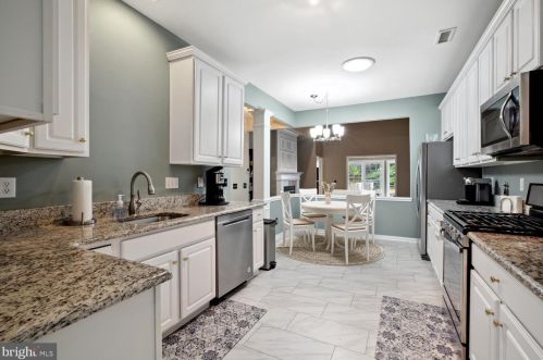 85 Sparrow Dr, Trenton NJ 08690-2463 exterior