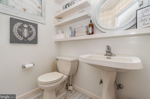 691 Royal View Dr, Lancaster PA  17601-2874 exterior