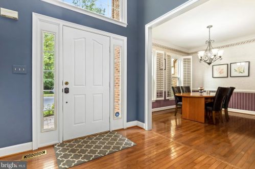 8006 Middlewood Pl, Springfield VA  22153-1928 exterior