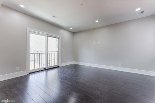 950 Front St, Philadelphia PA 19147-0043 exterior