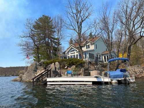 61 Leach Dr, Bloomingdale, NJ 07403-1421