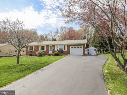 21 Jackson Ave, Round Hill, VA 20141-9425