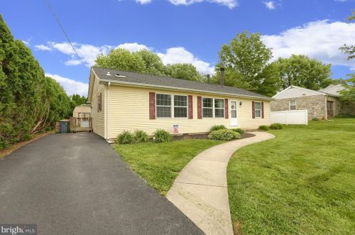327 Dahlia Rd, Lancaster, PA 17602-4003