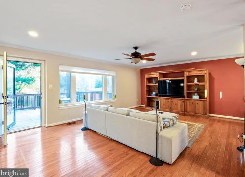 6111 Lee Brooke Pl, Springfield VA  22152-2214 exterior