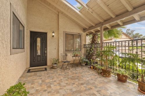 1998 Glenoaks Blvd, Glendale CA  91201-1644 exterior