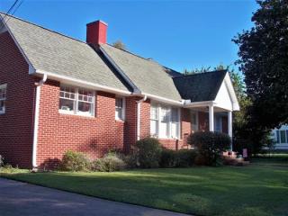 302 Myrtle Ave, Wrightsville, GA 31096-2132