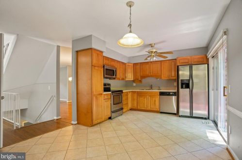 8911 Grandstaff Ct, Springfield, VA 22153-1145