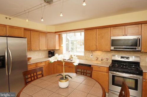 41 Holt Cir, Trenton NJ  08619-1605 exterior