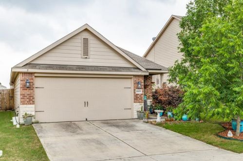 1609 Breanna Ln, Uhland TX  78640-9337 exterior