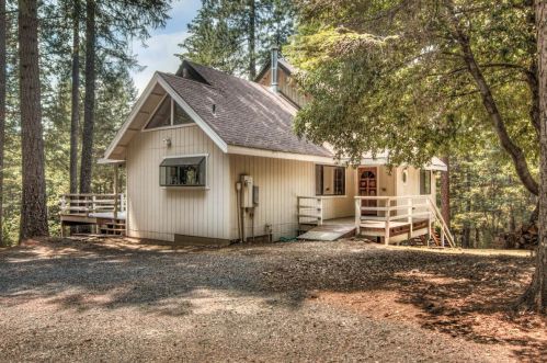 9426 Country Rd, Virner, CA 95634-9732