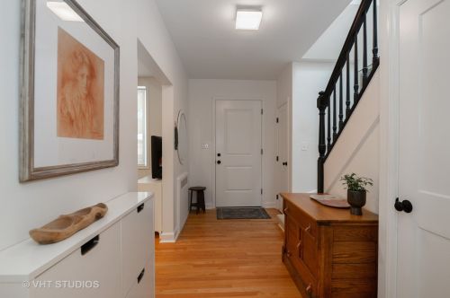 435 Roscoe St, Chicago, IL 60657-3649