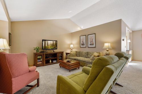 3930 Yellowstone Ln, Minneapolis, MN 55446-2818
