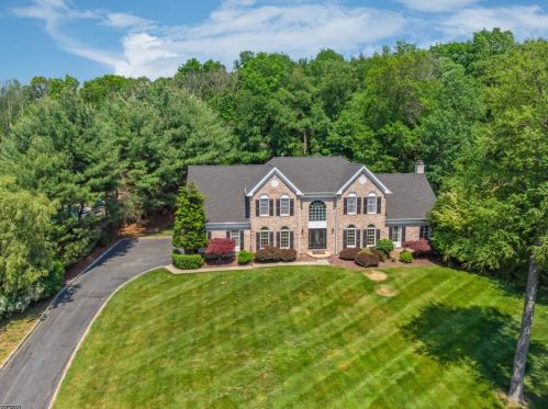 5 Briarhurst Dr, Roxbury Township, NJ 07836-4301