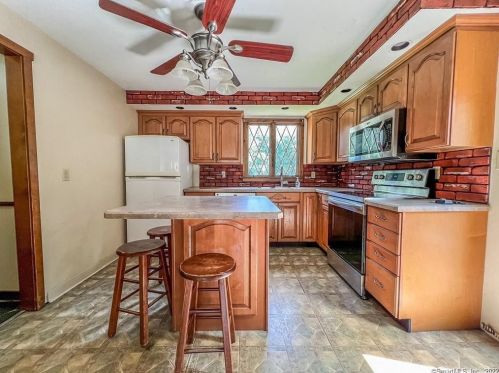 21 Lakeview Dr, Waterbury, CT 06762-3425