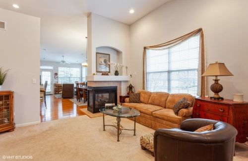 2844 Bond Cir, Naperville, IL 60563-8748