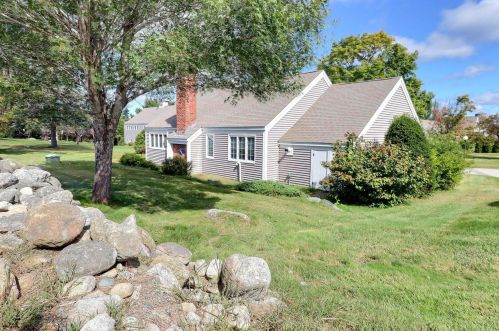25 Hilltop Pl, New London, NH 03257-5410