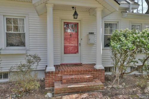 102 Crescent Ave, Allendale, NJ 07401-1337