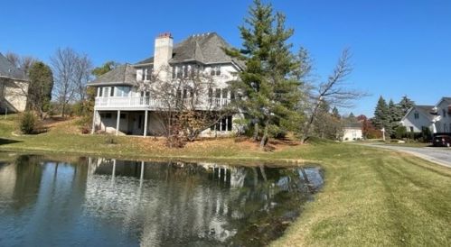 9260 Falling Waters Dr, Willowbrook IL  60527-6872 exterior