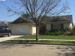 832 Vista St, Visalia, CA 93292-6843