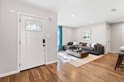 5204 Creekline Dr, Austin TX  78745-2227 exterior