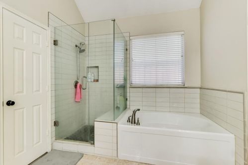 1525 Bastrop Dr, Carrollton TX 75010-6423 exterior