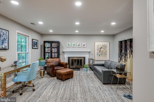 2333 Rosedown Dr, Herndon VA  20191-1631 exterior