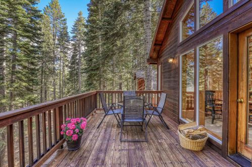 13552 Pathway Ave, Truckee CA  96161-6219 exterior