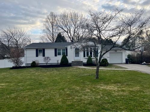 94 Douglas Rd, Warwick, RI 02886-2733