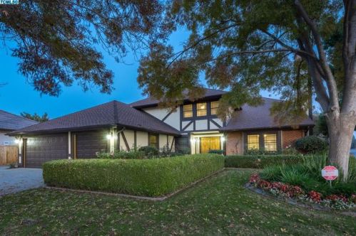 500 Powell Ct, Visalia, CA 93291-4218