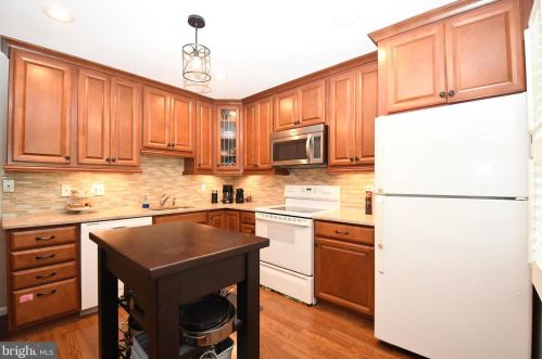 8909 Grandstaff Ct, Springfield VA  22153-1145 exterior