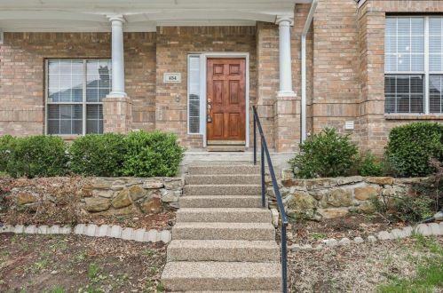454 Southridge Way, Irving TX  75063-4299 exterior