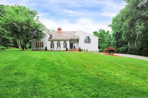 35 Hilltop Rd, Norwalk CT  06854-5001 exterior