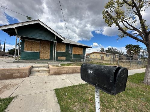 1905 8th St, Colton, CA 92324-1307