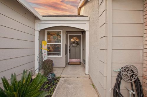 1341 Akron Dr, Turlock, CA 95382-1323
